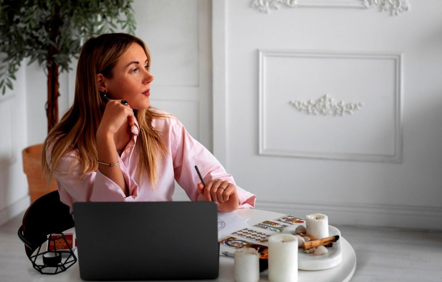 Analista financiero trabajando con modelos de valoración y análisis de mercado